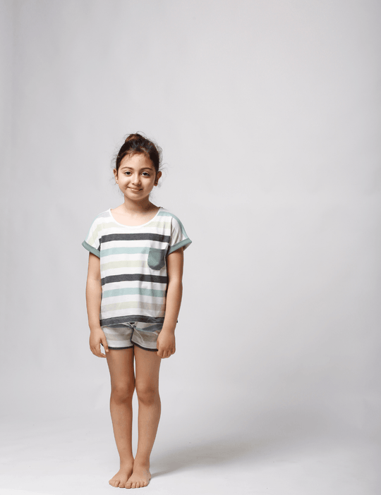 Ensemble T-shirt à rayures et short pour fille